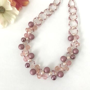 パステルカラー の ショート ネックレス　ピンク ビーズ編み