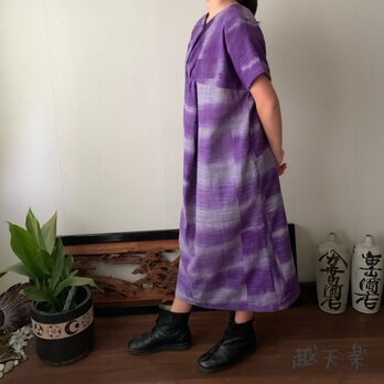 後ろカシュクールが前後で表情を変えるハイウエスト生地切り替え手織り綿ワンピース　紫絣の画像