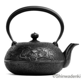 【お取り寄せ】南部鉄器 鉄瓶 姥口松1.2L 内面漆焼付・酸化被膜仕上 日本製 ガス・IH対応の画像