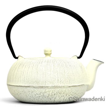 【お取り寄せ】南部鉄器 ティーポット 急須 平丸千筋 0.7L 金/白 日本製 内面ホーロー加工の画像