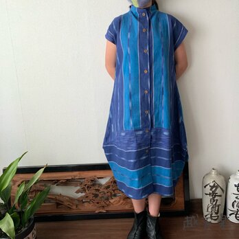 裾切り替えバルーンと裾フリルが前と後ろで表情を変える前開き手織り綿ワンピース　青絣の画像