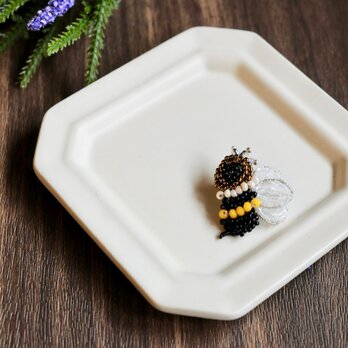 ビーズ刺繍ピンバッジ　Little Queen Beeの画像