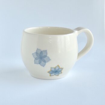 爽やかブルーのお花　上品なカップ（金縁）の画像
