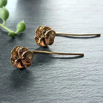真鍮 パンジーのピアス(茎つき)の画像