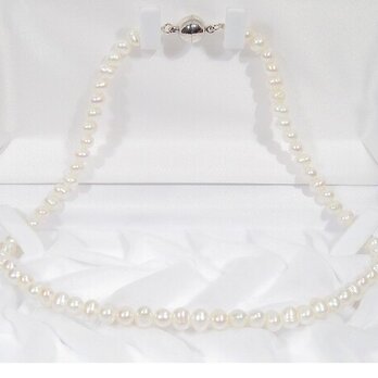 5.5mm本真珠（淡水）のネックレス（ナチュラルカラー、ホワイト、43.5cm、マグネット、フォーマル、ウェディング）の画像