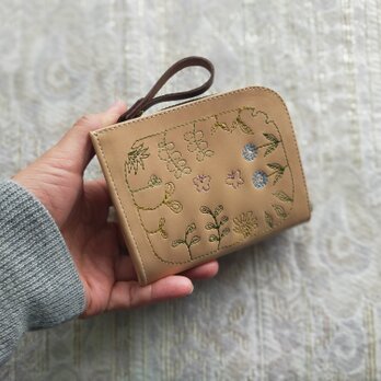 刺繍革財布『GARDEN』牛革Natural×水色（二つ折り）コンパクトL字ファスナーの画像