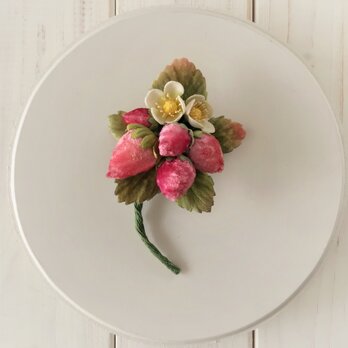 染め花イチゴのコサージュ(L)の画像