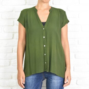 スキッパーデザインの涼しげなブラウス　モスグリーン