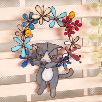 ゆ〜らゆ～らハチワレ猫さん お花に囲まれての画像