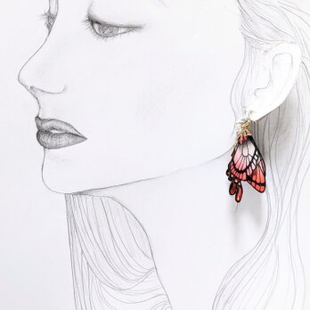 【新作タイプ】羽を休めている蝶のピアス