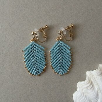 リゾート気分に揺れるシュロの葉イヤリング・ターコイズブルー