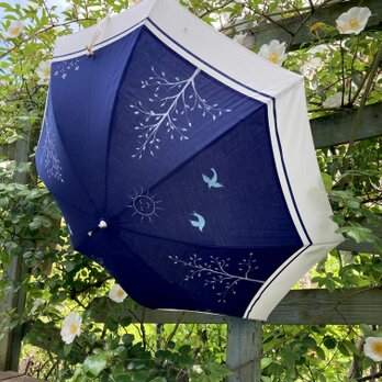 手描き日傘(晴雨兼用) 木と鳥[ブルー]の画像
