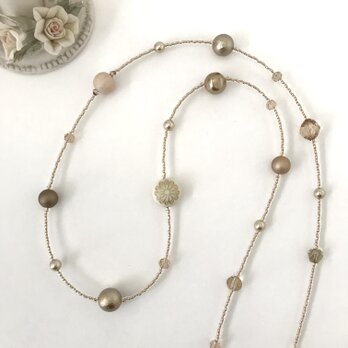 シャンパンゴールドのロングネックレス