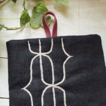 アイヌ刺繍の鍋つかみ　リネンにクルミ染め糸の画像