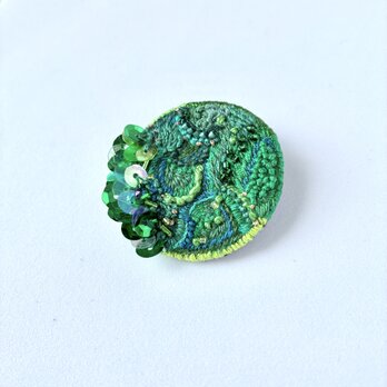 "Green more "グリーンに魅せられた刺繍丸型ブローチ