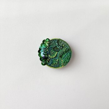 "Green more "グリーンに魅せられた刺繍丸型ブローチ