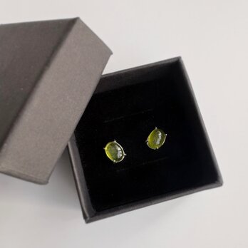 再販抹茶グリーン〜希少石ベスビアナイトカボションのピアス