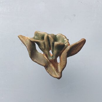 雪原の花［陶器ブローチ］の画像