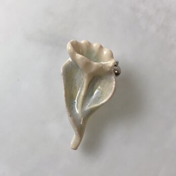 真珠の花［陶器ブローチ］の画像