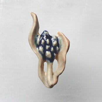 宝石の花［陶器ブローチ］の画像