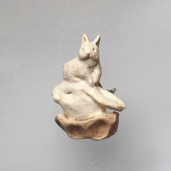 迷子の子ウサギ［陶器ブローチ］の画像