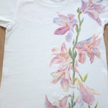 優しいピンクの百合の花　Tシャツ　手描きの画像