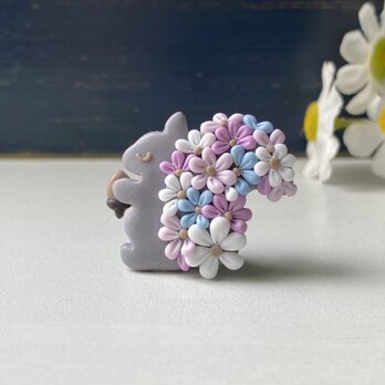 お花で着飾った小さなリスのブローチ（グレー） / ポリマークレイの画像