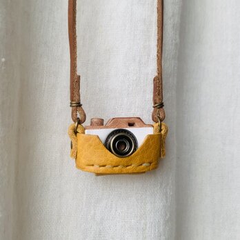 革のミニカメラネックレス・黄色（マスタードイエロー）×白・プレゼントにもおすすめ・かわいいの画像