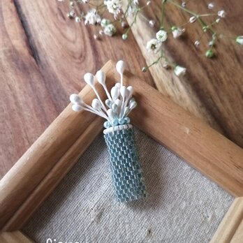 小さな花籠*カスミソウのブローチ　blueの画像