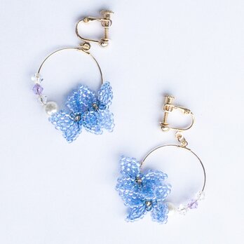 紫陽花のフープイヤリング(コーンフラワーブルー)の画像
