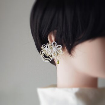 飾り結びかたっぽイヤーカフ「帆ニ霞ムウタヒ」（白×アイボリー）