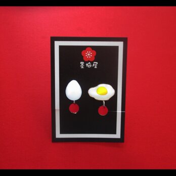卵と目玉焼きイヤリングの画像