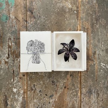 『　写実的黒百合　』 suMire-bouquet手染め布花コサージュの画像