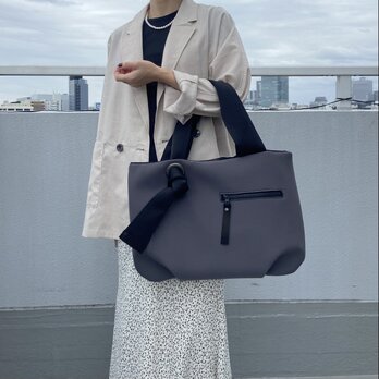 ネオプレーン調素材＊カラーが選べる♪大きめトート＊A4収納可能