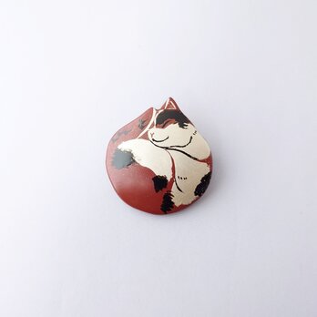 ニャンモナイト三毛 漆ブローチ