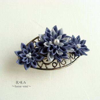 つまみ細工　3つのお花の小さなバレッタ　サックスブルーの画像