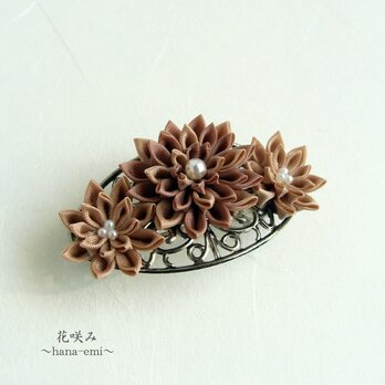 つまみ細工　3つのお花の小さなバレッタ　ローズベージュの画像