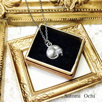 くるりん眠り子猫のプチネックレス Silver925の画像