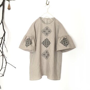 [ puyo様 専用 ] ソロチカ刺繍のリネン半袖ブラウス -beige-の画像