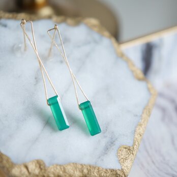 【14KGF】Modern Geometric Cross Green Onyx Dangling Earringsの画像