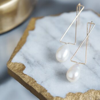 【14KGF】Modern Geometric Cross Teardrop Pearl Earringsの画像