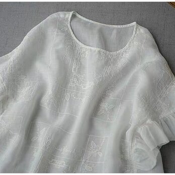 リネン100%アンティーク風刺繡、袖フリル付き大人可愛いトップス♪【ホワイト】の画像