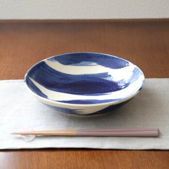呉須 青い刷毛目模様の浅鉢の画像