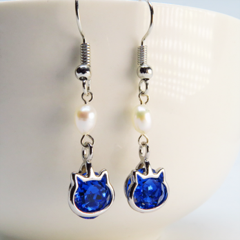 かわいい猫フレームのスワロフスキー・クリスタル（サファイア）と淡水パールを組合せた大人可愛いフックピアス サージカル可