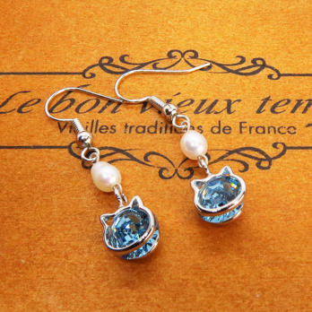 猫フレームのスワロフスキー（アクアマリン）と淡水パールを組合せた大人可愛いフックピアス サージカル可