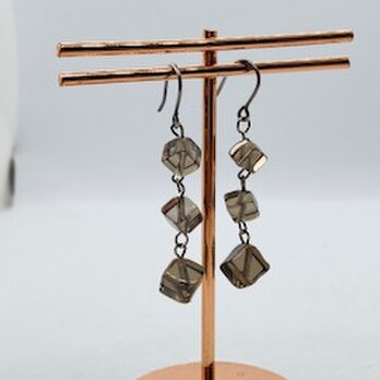 【フックピアス】スモーキークォーツ・キューブカット・3粒♪