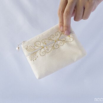 刺繍模様が美しいジュエリーポーチ　リップケース　カード入れ　ミニポーチ　インドシルク　の画像