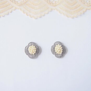 ［受注制作］ホワイトビーズと刺繍のお花ピアス・イヤリング（grey）の画像