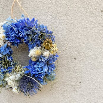 手のひらサイズの夏を告げるリース　青色のお花の画像