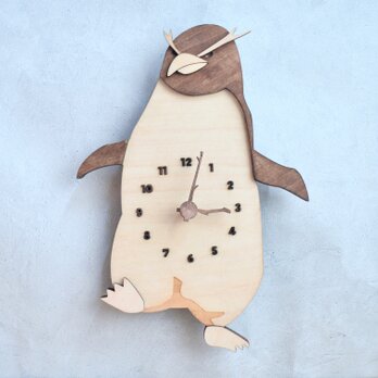 イワトビペンギンの時計 木製 掛け時計の画像
